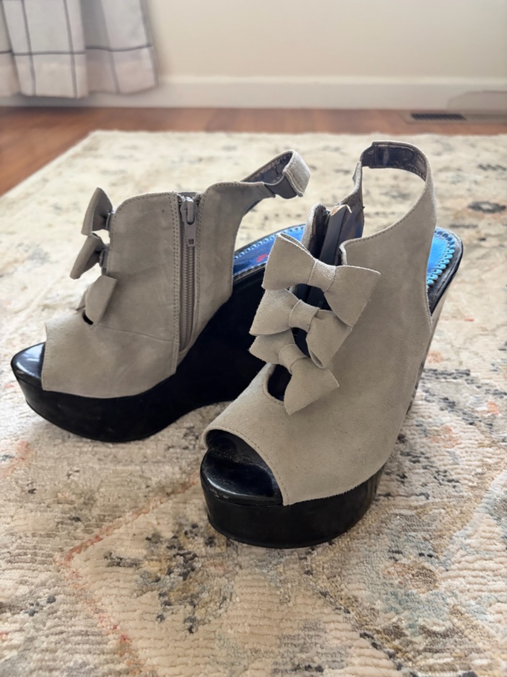 Peep-Toe Bow Suede Wedge Sandals in Light Gray